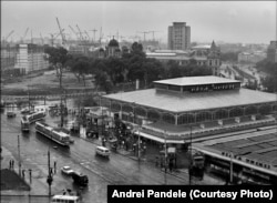 Hala Unirii, din centrul Bucureștiului, a fost demolată în 1986. În planul doi - fostul cartier Uranus, în curs de transformare.