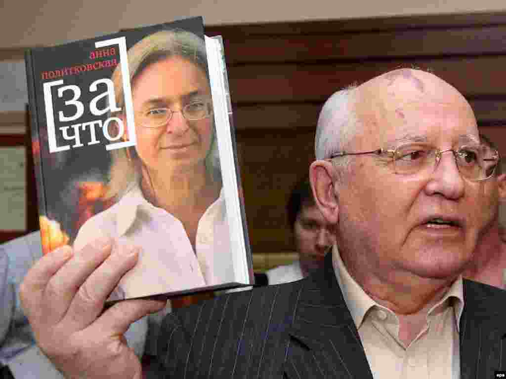  Mikhail Gorbachev sa knjigom ¨Zbog čega¨