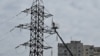 Një punëtor duke e ndrequr një linjë të rrymës, pas një sulmi raketor në Harkiv, 6 prill 2024.