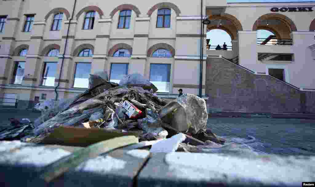 Мусор на тротуаре в Эсто-Садок.