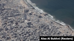 O imagine aeriană dintr-un avion militar iordanian, care livrează ajutor umanitar, arată Fâșia Gaza pe 17 august 2025. 