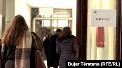 Više od 350 hiljada učenika i oko 70 hiljada studenata u javnom sektoru nisu pohađali nastavu u poslednje tri nedelje