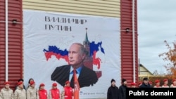 Campania Kremlinului pentru familia tradițională a avut un chip - vizibil pe pancarta de la o școală din Tiumen.