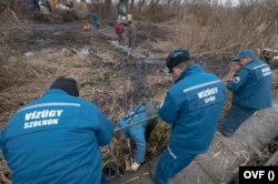 A vízügyesek küzdenek az olajszennyezéssel 2020. december 13-án.
