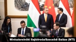 Szijjártó Péter külügyminiszter, Orbán Viktor miniszterelnök, és Li Ko-csiang kínai miniszterelnök kétoldalú tárgyalásukon Pekingben 2019. április 25-én