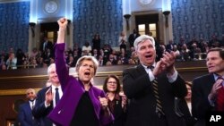 Discursul președintelui Joe Biden a fost aplaudat de democrații din Congres. În prim planul imaginii - senatoarea Elizabeth Warren și senatorul Sheldon Whitehouse.