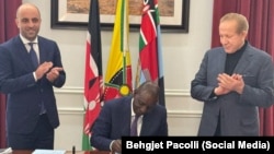 Bivši predsednik Kosova Bedžet Pacoli (desno) pored kenijskog predsednika Vilijama Ruta (u sredini), 26. mart 2025.