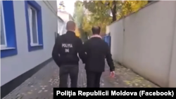 Imaginea distribuită de Poliție, după perchezițiile din 27 octombrie, în care apare socialistul Vladimir Mizdrenco.