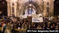 Tüntetés az alaptörvény negyedik módosítása ellen Budapesten 2013-ban