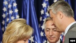 Американската државна секретарка Хилари Клинтон и косовскиот премиер Хашим Тачи на денешната средба во Приштина