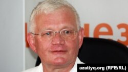  Член президиума оппозиционной партии "ОСДП Азат" Петр Своик, во время онлайн-конференции на Азаттык. Алматы, 9 августа 2012 года. 