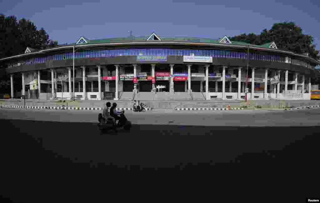 Burrat ngasin një motoçikletë në një treg të mbyllur.&nbsp;