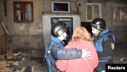 Жителите на местото на напад со руски дрон во Кропивницки, Украина, 20 март 2025 година.