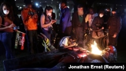 Demonstranti pored srušenog spomenika generala Alberta Pikea