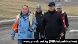 Президент Садыр Жапаров и внешний управляющий Тенгиз Болтурук на руднике «Кумтор». 15 июня 2021 года. 