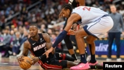 Гардът на Маями Хийт Тери Розиер (вляво с топката) по време на мач срещу Уошингтън Уизардс на 31 март 2025 г. 