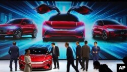 Modelele de mașini electrice din China devin opțiuni tot mai atractive pe piața europeană. Compania NIO din China le face competiție modelelor Tesla, oferind opțiuni mult mai rentabile. 