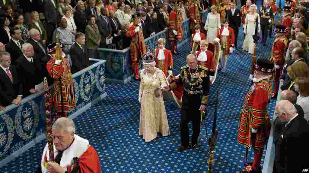 Кралица Елизабет и принц Филип вървят из Кралската галерия в Уестминстърския дворец по време на тържественото откриване на парламента в Лондон, 25 май 2010 г.