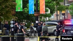 Policijski i agenti FBI-ja na mjestu napada u Boulderu, Colorado, SAD, 1. juna 2025.