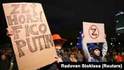 Жена со постер „Лош, најлош, Фицо, Путин“ на проукраински митинг по состанокот на шефовите на министерствата за надворешни работи на Словачка и Русија во Братислава, 12 март 2024 година