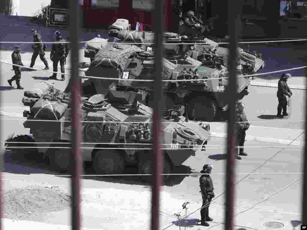 Slovenačke trupe u sastavu KFOR-a postavljene na mostu u Mitrovici, 28. jul 2011. 