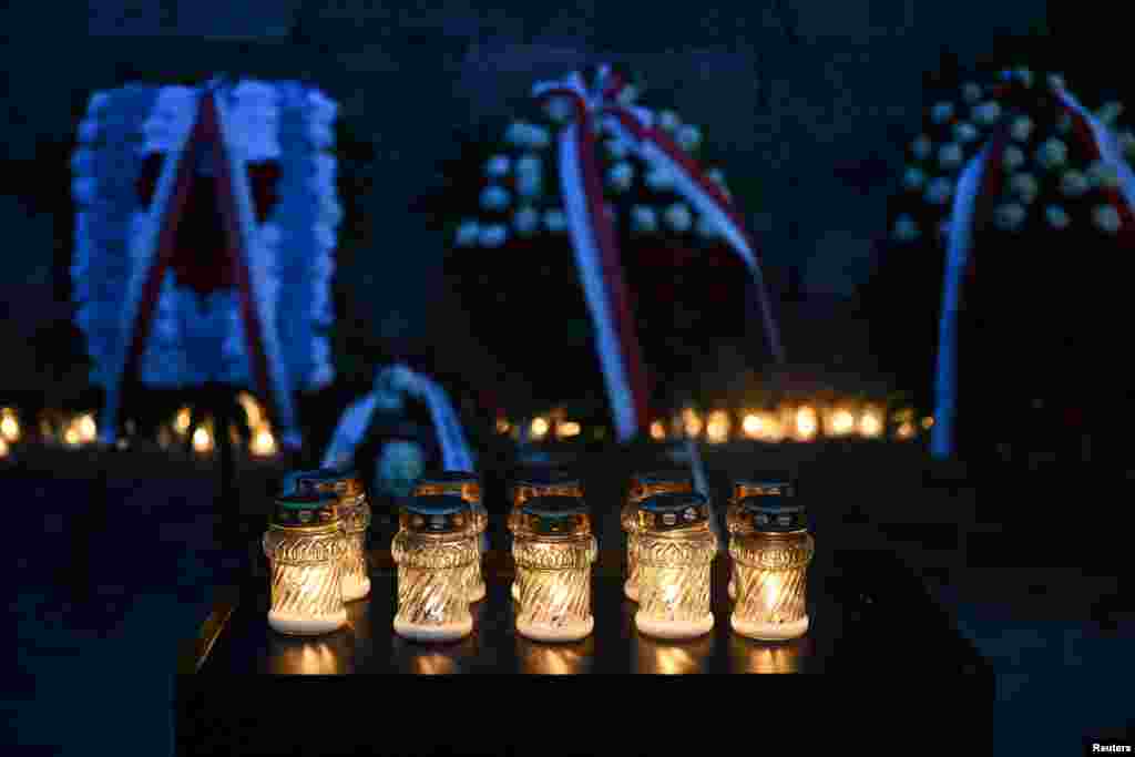 Cvijeće i svijeće u blizini &quot;Zida smrti&quot; na dan 80. godišnjice oslobađanja logora smrti Auschwitz-Birkenau.&nbsp;