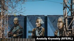 Портреты российских военачальников в детском лагере "Артек", в центре – Александр Суворов (архивное фото)