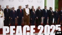 Турският президент Реджеп Ердоган, египетският Абдел Фатах ал-Сиси, американският Доналд Тръмп, емирът на Катар Шейх Тамим бен Хамад ал-Тани, кралят на Йордания Абдула II и други високопоставени гости позират за снимка на мирната среща в Шарм Ел-Шейх, 13 октомври 2025 г.