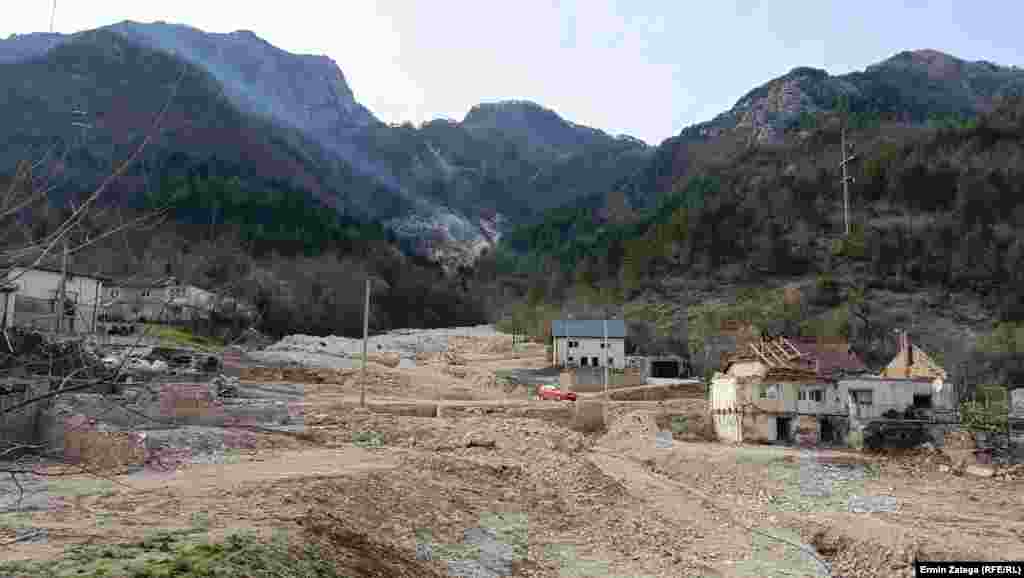 Pogled na ilegalni kamenolom i najteže pogođeni dio Donje Jablanice. Samo 500 metara iznad naselja je kamen eksploatisala firma "Sani", u vlasništvu Dženana Honđe. Nadležno tužilaštvo ni skoro šest mjeseci nakon tragedije nije otvorilo zvaničnu istragu. 