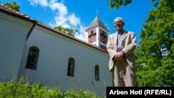 Ivan Gaši ispred crkve u selu Brus