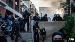 Polițiștii antirevoltă arestează protestatari în timpul ciocnirilor apărute la demonstrațiile de protest „Bloquons tout” („Să blocăm totul”). Toulouse, 10 septembrie 2025. 