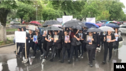 „Да се пресече синџирот на криминалот и да се истера правдата“ – порачаа родителите на загинатите во дискотеката „Пулс“ на протестниот марш во Кочани, 26 април 2025 