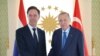 Această fotografie tip document, făcută și publicată de biroul de presă al președinției turce pe 26 aprilie 2024, îl arată pe președintele turc Recep Tayyip Erdogan (dreapta) dând mâna cu prim-ministrul Olandei Mark Rutte (stânga) în timpul întâlnirii lor de la Vahdettin Pavili.