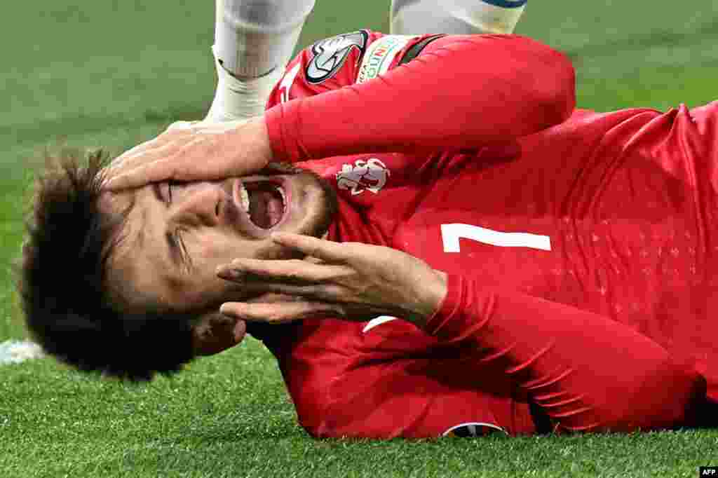 В первом тайме команды не смогли создать по-настоящему опасные моменты. На фото &ndash; Хвича Кварацхелия после столкновения с греческим футболистом