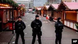 Policija na mjestu napada, gdje je bio održavan božićni market, Magdeburg, 21. decembar 2024.