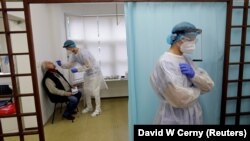 Prágában tesztelnek 2020. október 30-án. 