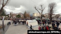 Граѓани им оддаваат почит на загинатите во пожарот во дискотеката во Кочани, 17 март 2025 година