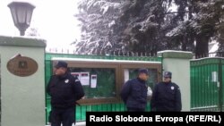 Policija ispred Ambasade Libije u Beogradu na čijoj su oglasnoj tabli razbijena stakla tokom protesta Libijaca koji žive u Srbiji, 22. februar 2011, foto: Ognjen Zorić