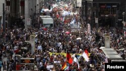 Участники берлинской демонстрации против мер, введенных в связи с пандемией коронавируса