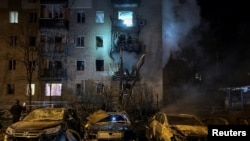 Urmările unui atac de zilele trecute asupra orașului Harkov. 