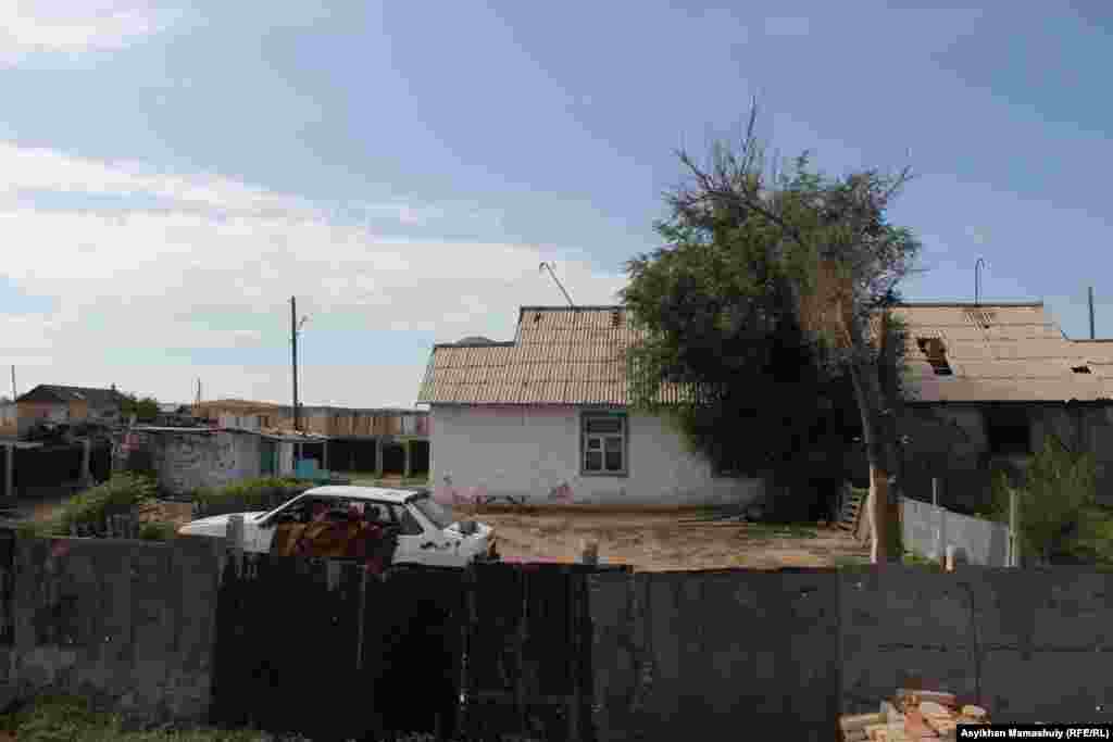 Местные жители говорят, что слышали вечером звуки взрыва, но ничего не видели. Мужчина взорвал себя предположительно в этом доме. &nbsp;