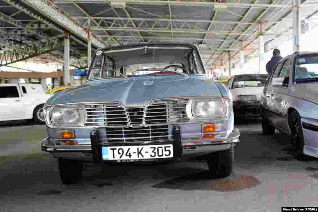 Jedan od starih automobila, Renault 16, na Osmom međunarodnom skupu oldtimera u Mostaru. &nbsp;
