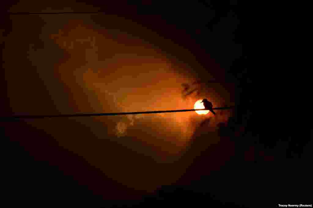 Sunce se probija kroz oblake dima i pepela u blizini Noure