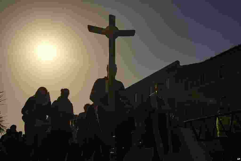 Dimineața zilei de marți, 22 aprilie - pelerinii încep să se adune în Piața Sf. Petru de la Vatican.