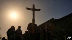 Fotogalerie | Papa Francisc a murit. „Oamenii mei sunt săraci și eu sunt unul dintre ei” 