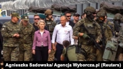 Presidentja e Komisionit Evropian, Ursula von der Leyen, dhe kryeministri polak, Donald Tusk, duke vizituar kufirin e Polonisë me Bjellorusinë, më 31 gusht.