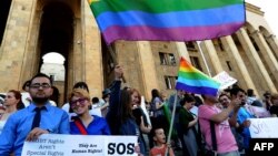 Власть не только не наказывает людей, дискриминирующих представителей различных меньшинств, как этого требует закон, но часто, напротив, потакают этому