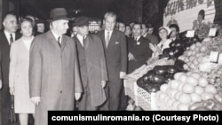 Ceaușescu și Bodnăraș în Obor, de Ziua Recoltei, 3 octombrie 1971. Sursa: comunismulinromania:ro (MNIR)