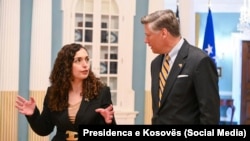 Presidentja e Kosoves, Vjosa Osmani, gjate takimit me zëvendëssekretarin amerikan të Shtetit, Christopher Landau, në Uashington. Korrik, 2025.