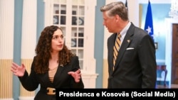 Predsednica Kosova, Vjosa Osmani, tokom sastanka sa zamenikom američkog državnog sekretara, Kristoferom Landauom, u Vašingtonu. Jul 2025. 